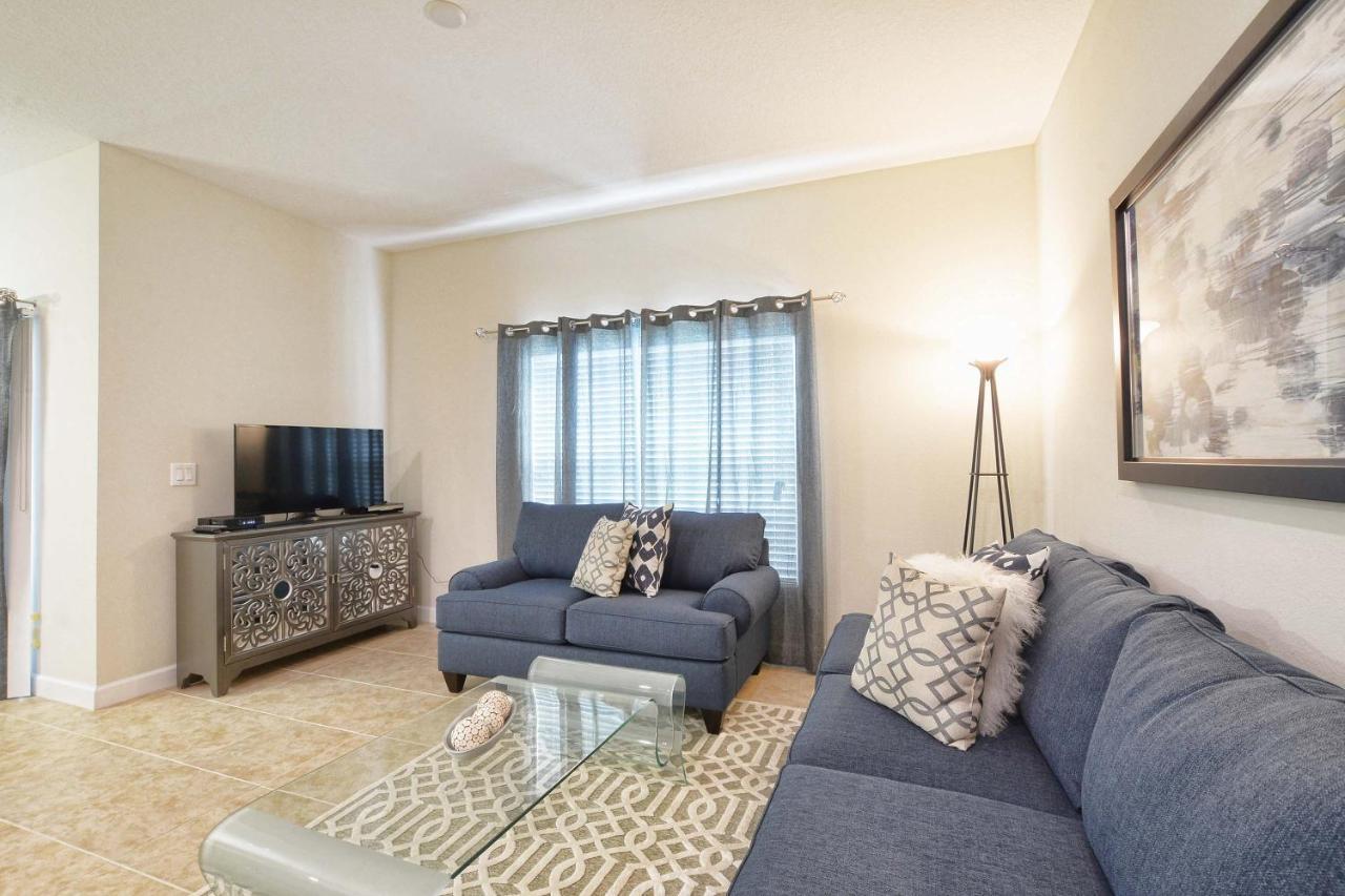 Storey Lake-4 Bedroom Townhome W/splashpool-1618st Holiday home