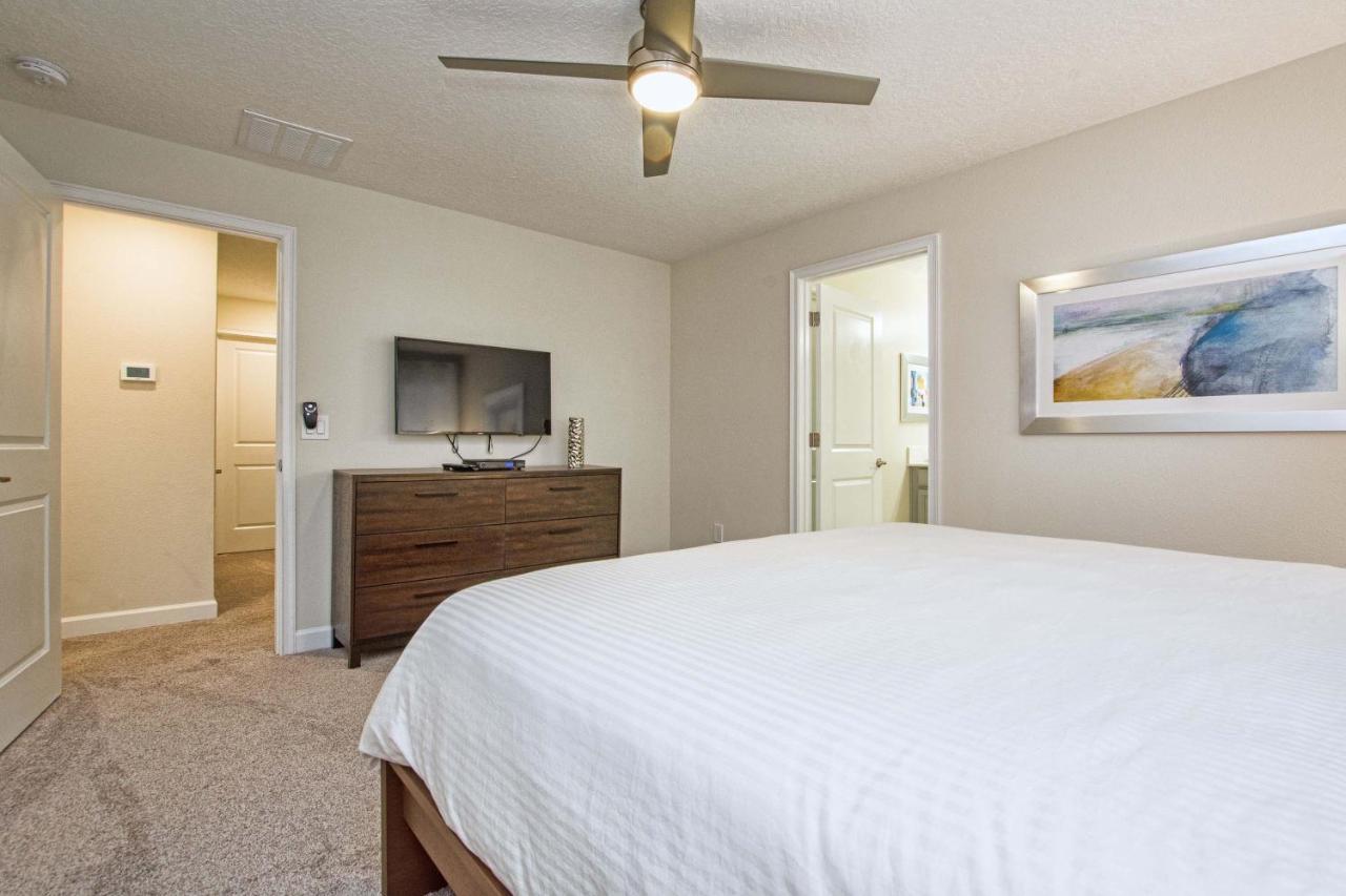 Storey Lake-5 Bedroom Townhome W/splashpool-1630st *