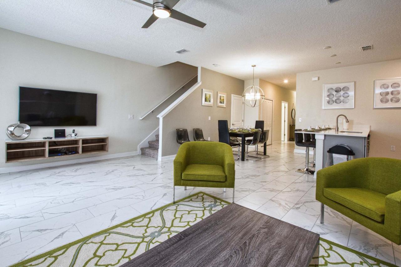 Storey Lake-5 Bedroom Townhome W/splashpool-1630st Holiday home *