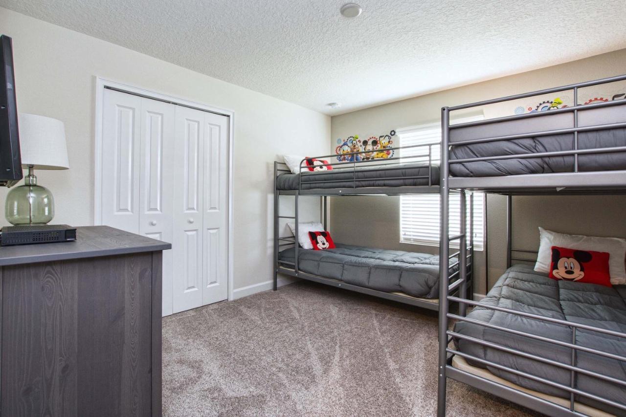 Storey Lake-5 Bedroom Townhome W/splashpool-1630st
