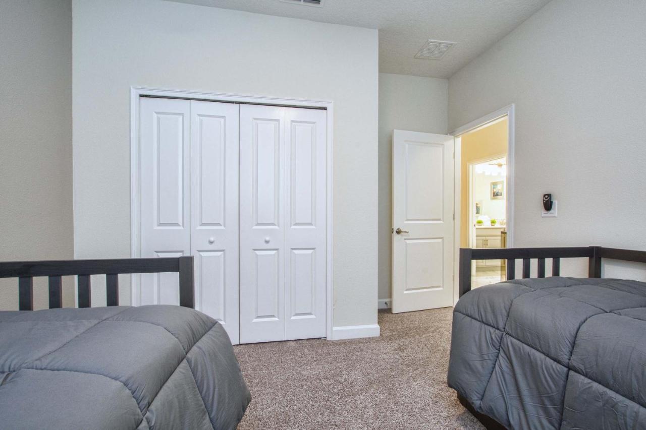 Storey Lake-5 Bedroom Townhome W/splashpool-1630st