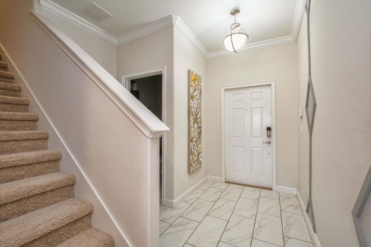 Storey Lake-4 Bedroom Townhome W/spashpool-1629st Holiday home *