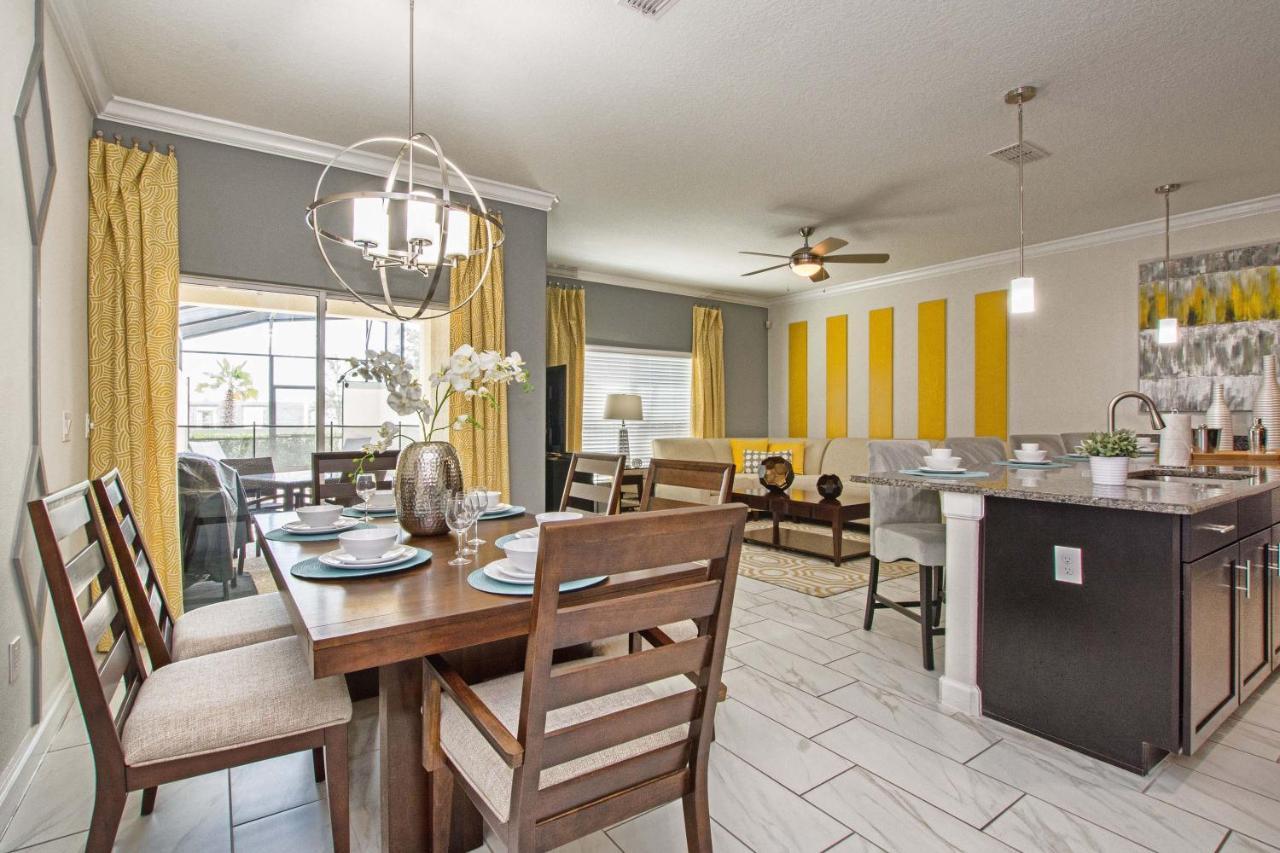 Storey Lake-4 Bedroom Townhome W/spashpool-1629st Holiday home *