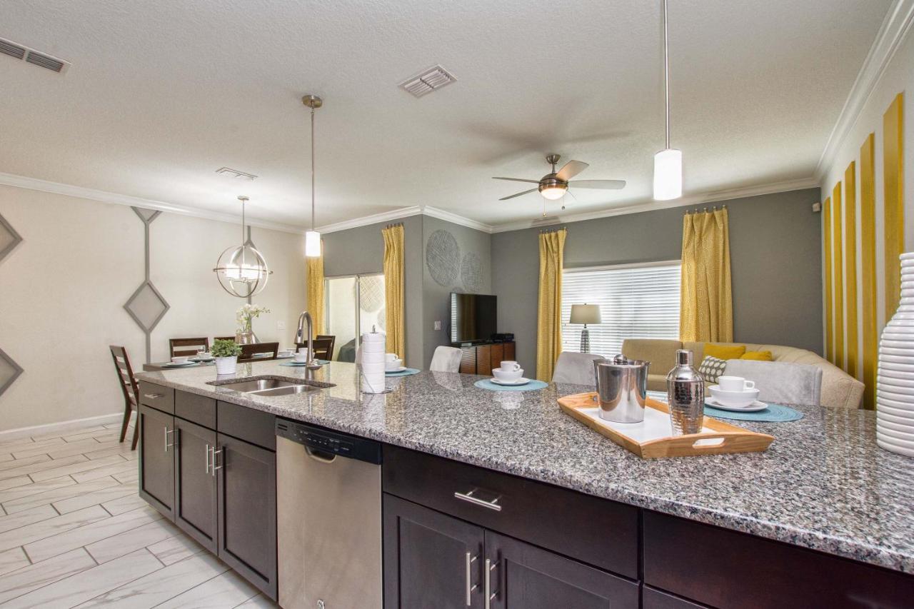 Storey Lake-4 Bedroom Townhome W/spashpool-1629st *