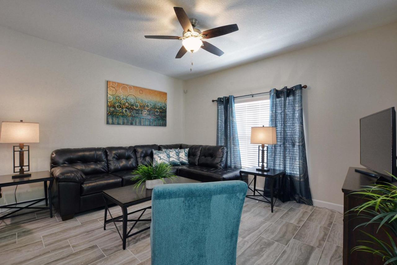 Storey Lake- 4 Bedroom Townhome W/spashpool-1616st Holiday home