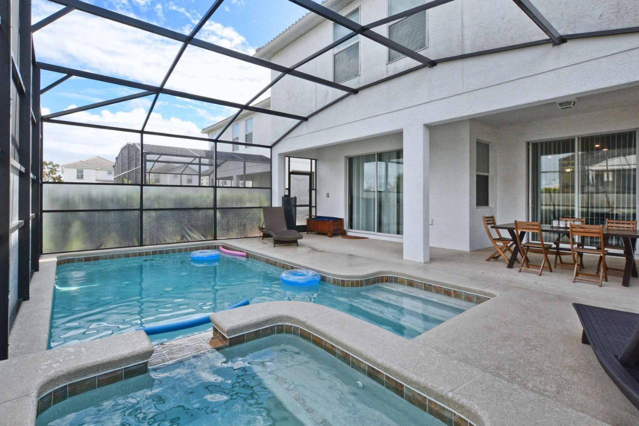 Storey Lake- 6 Bedroom Pool Home-1657st Holiday home *