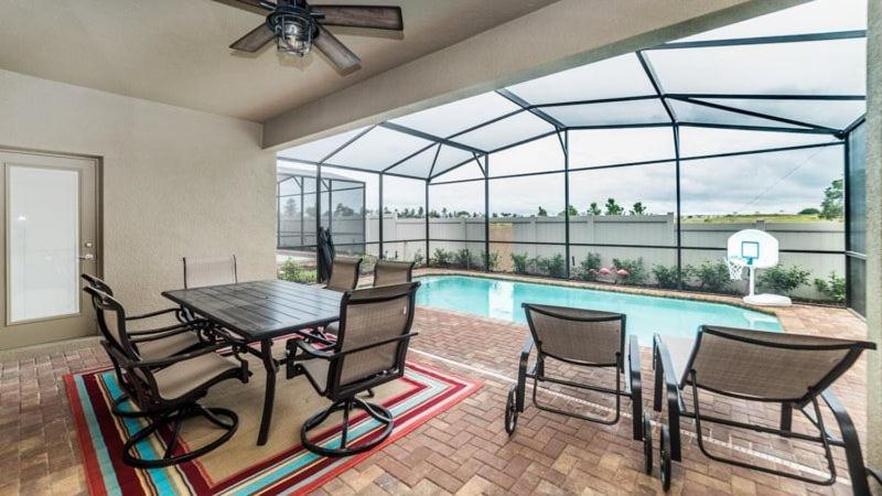 Holiday home Amazing 5 Bed 5 Bath Pool In Windsor At Westside