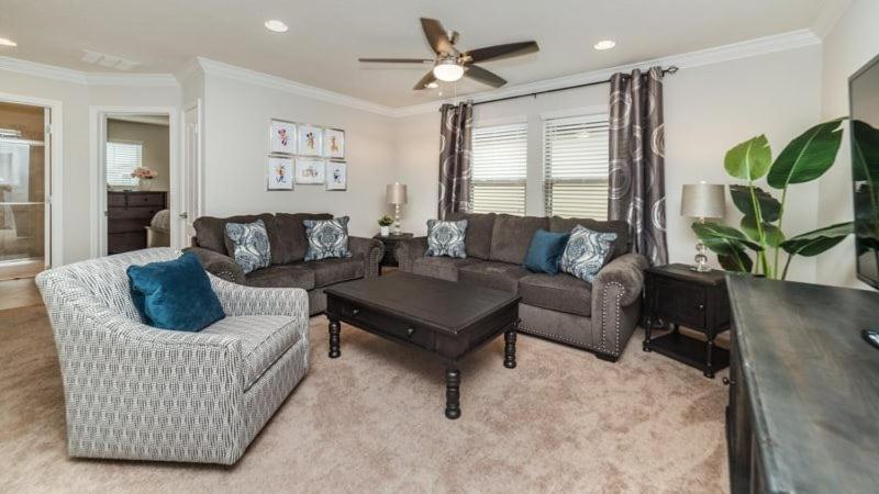 Holiday home Amazing 5 Bed 5 Bath Pool In Windsor At Westside *