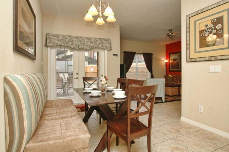 Beautiful 4 Bedroom Townhouse Located In Paradise Palms Holiday home
