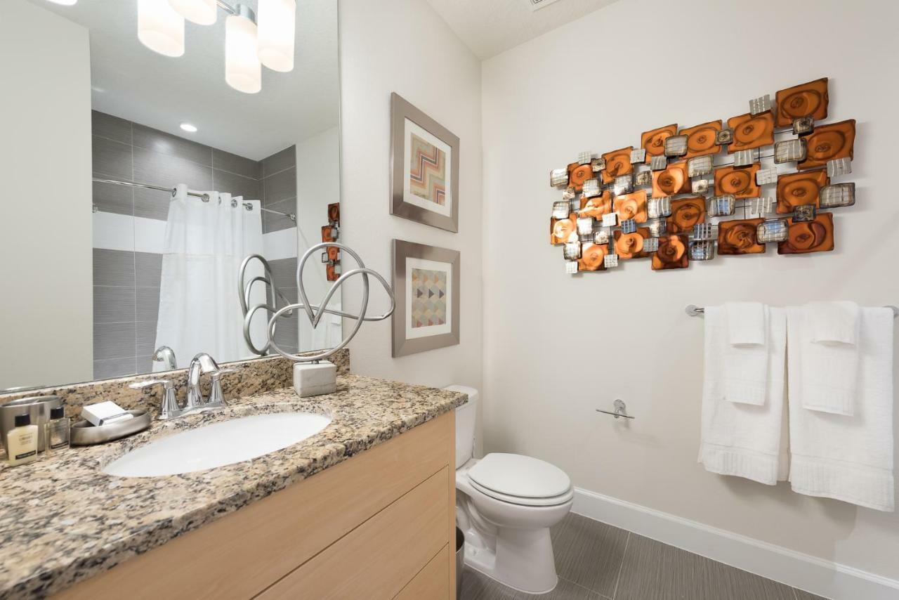 Beautiful 3 Bedroom Suites, 20 Min From Townhouse *
