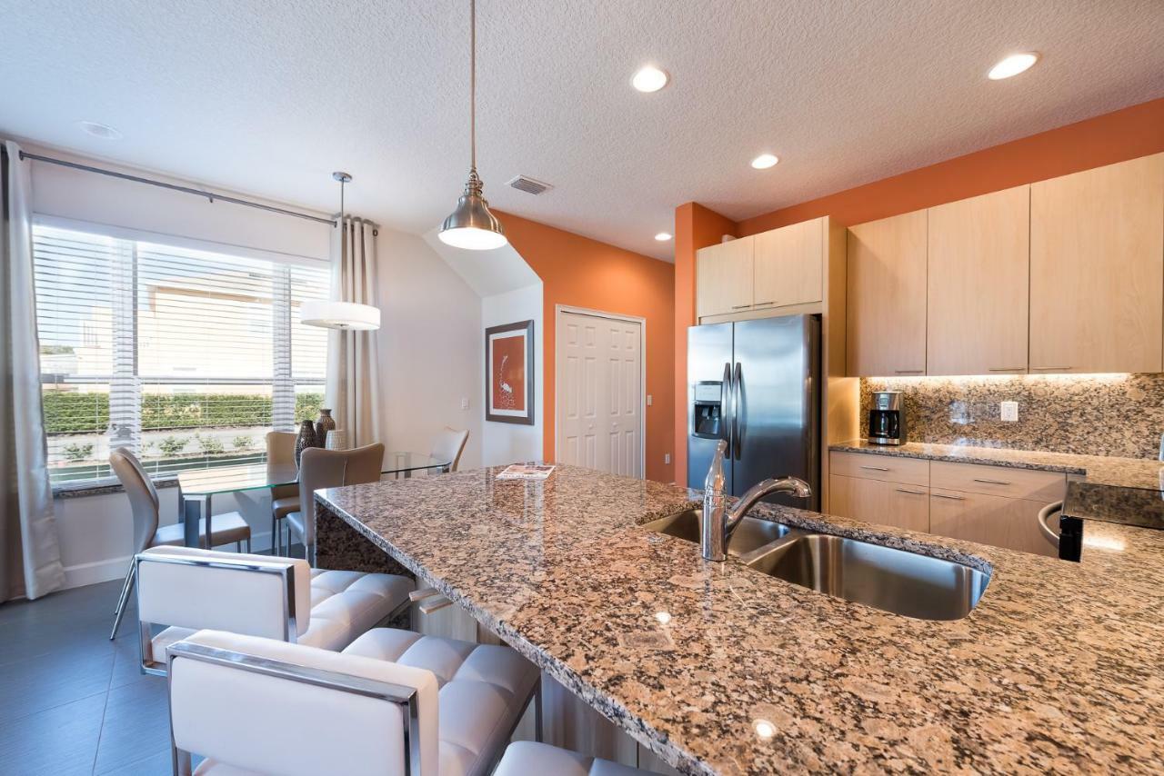Beautiful 3 Bedroom Suites, 20 Min From Townhouse *