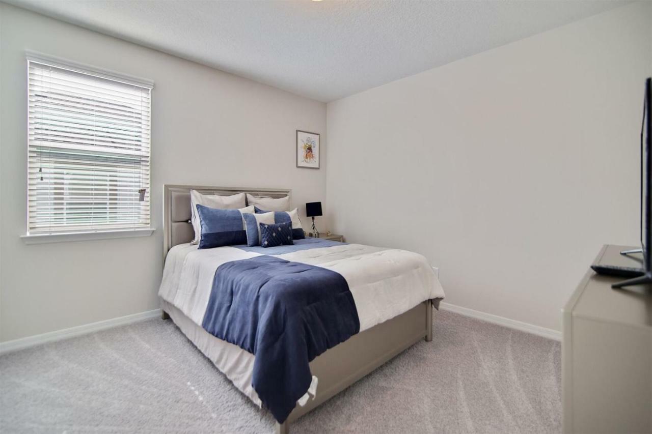 Superb Solara 5 Bedroom 4.5 Bath Pool *