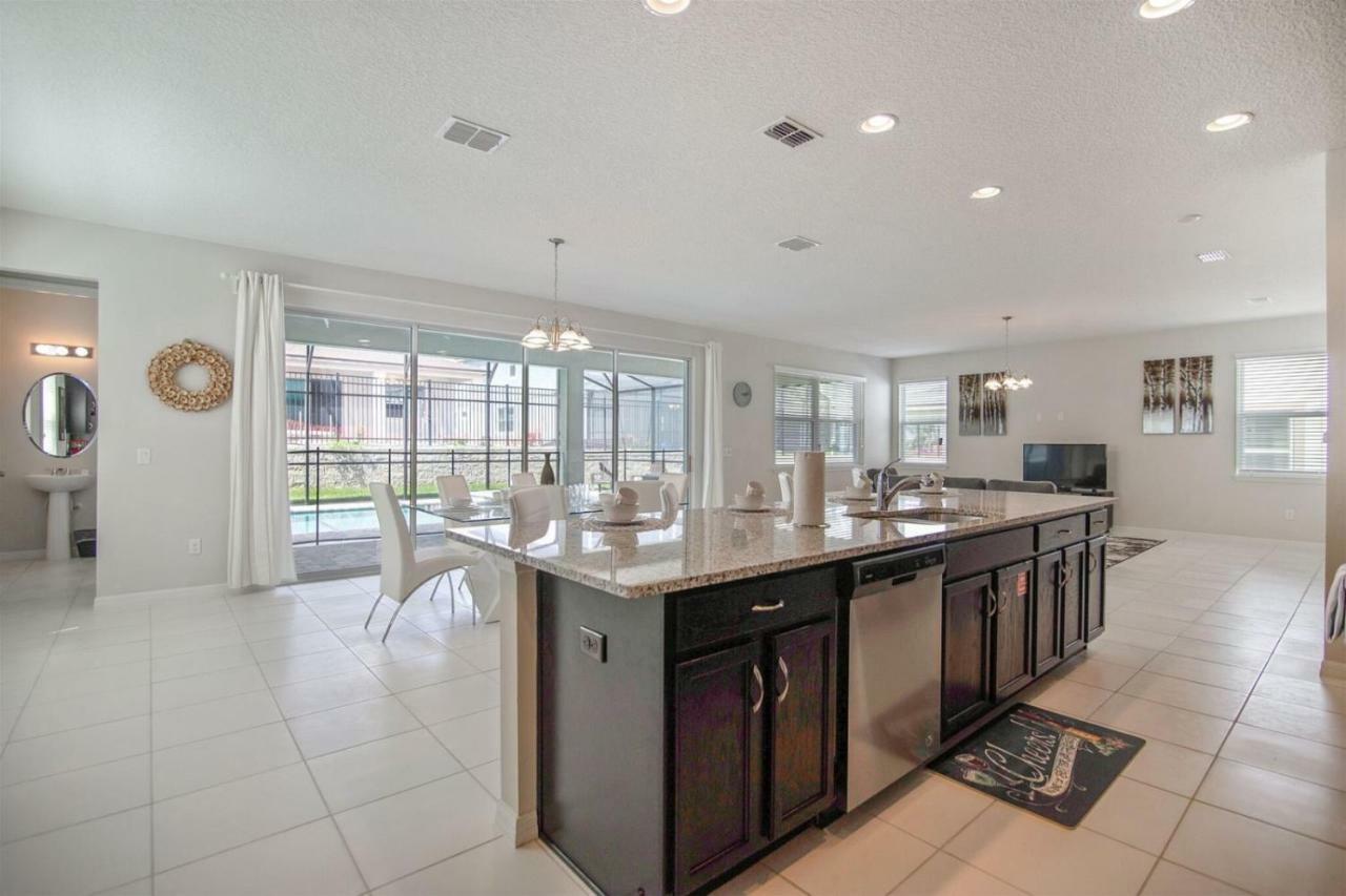 Superb Solara 5 Bedroom 4.5 Bath Pool Holiday home Orlando