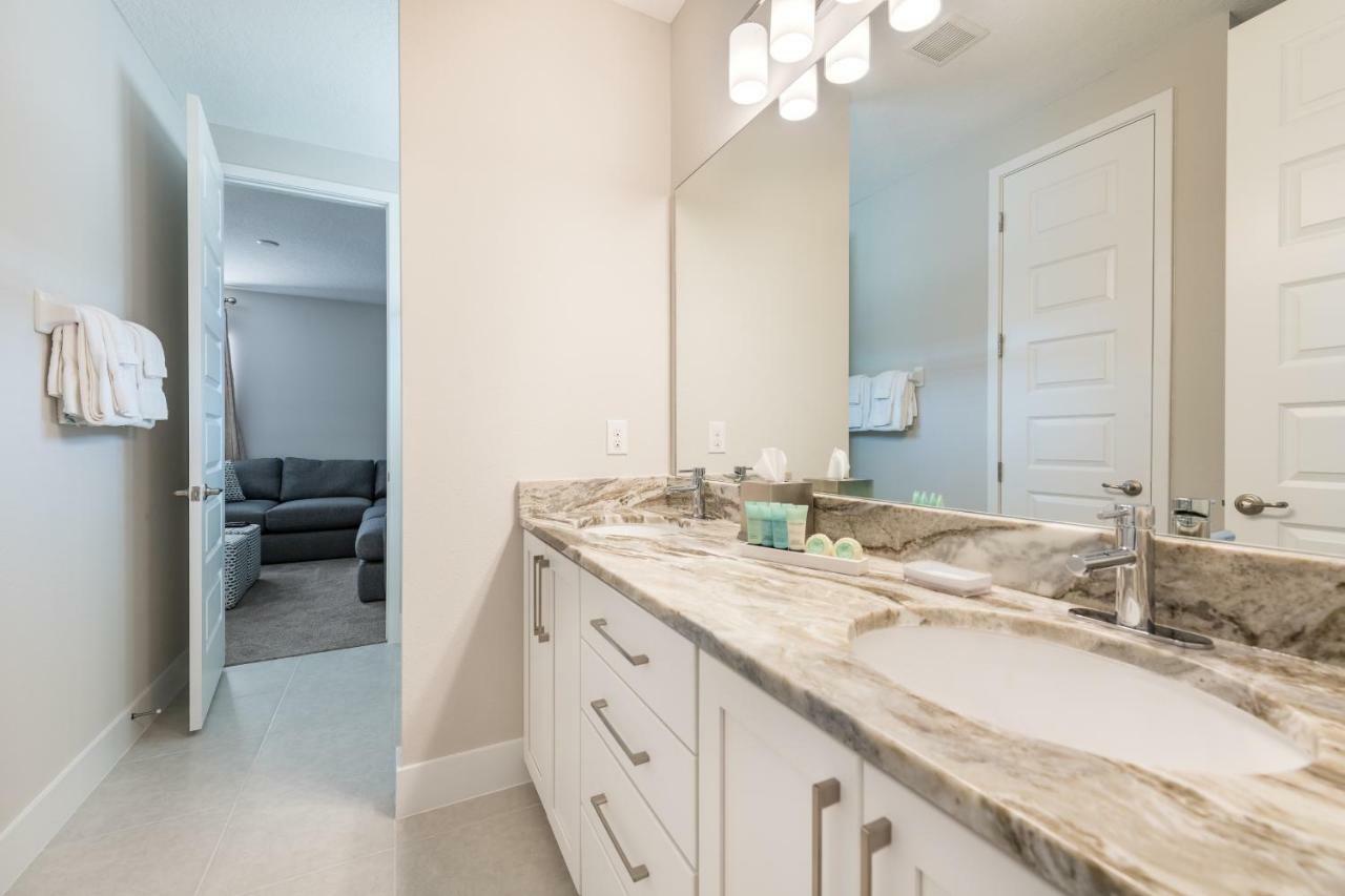 Holiday home Lovely By Rentyl Near With Private Pool, Pool Table, Wet Bar & Amenities - 300f *