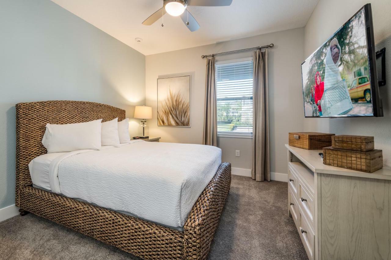 Holiday home Lovely By Rentyl Near With Private Pool, Pool Table, Wet Bar & Amenities - 300f *