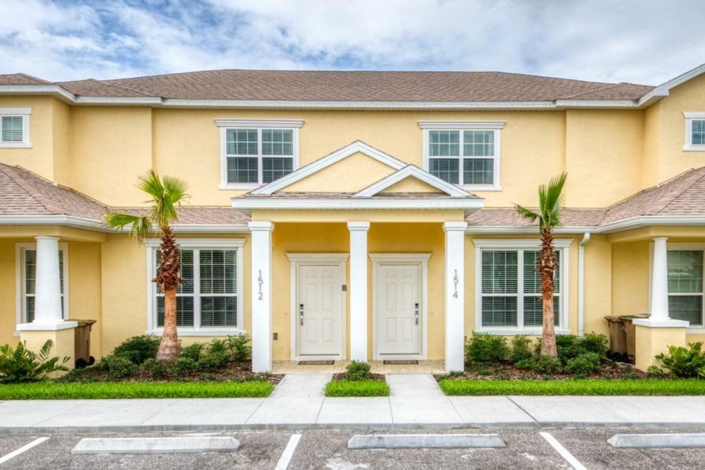 Charming Townhome With Private Pool Near *