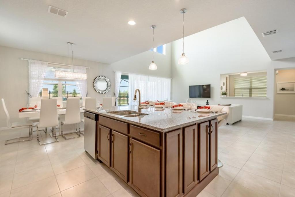 Amazing 6 Bedroom 5 Bathroom Solara Villa