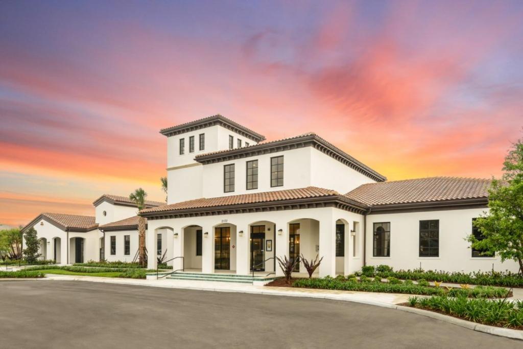 8 Bedroom Vacation In Windsor At Westside Villa *