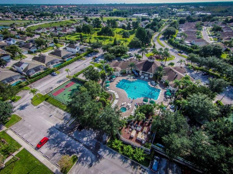 Lovely 4 Bedroom 3 Bath Pool In Gated