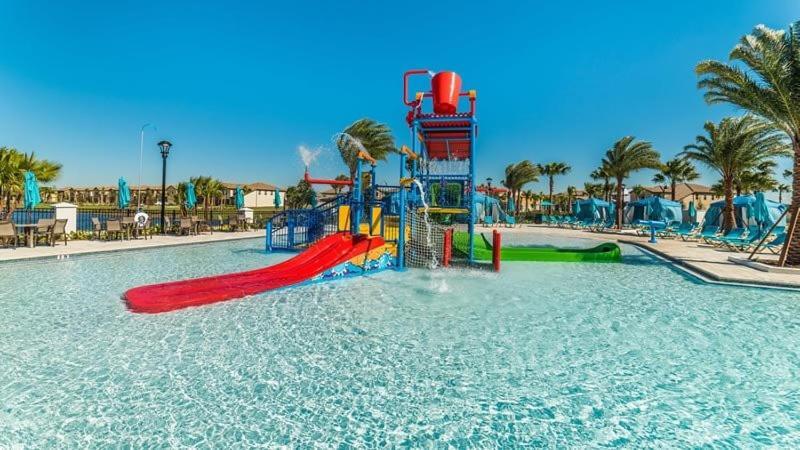 Holiday home Amazing 5 Bed 5 Bath Pool In Windsor At Westside