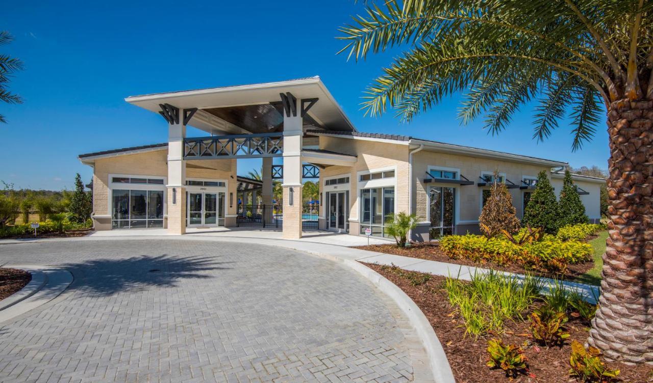 Villa 3910 Oakville Avenue *