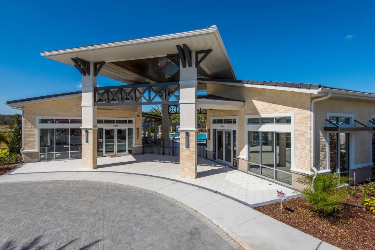 3910 Oakville Avenue *