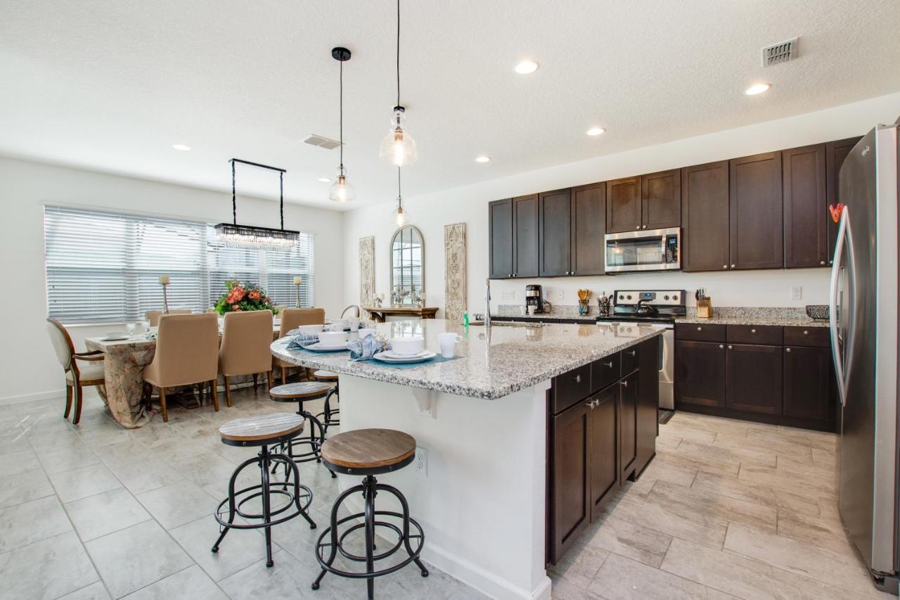 3910 Oakville Avenue Villa *