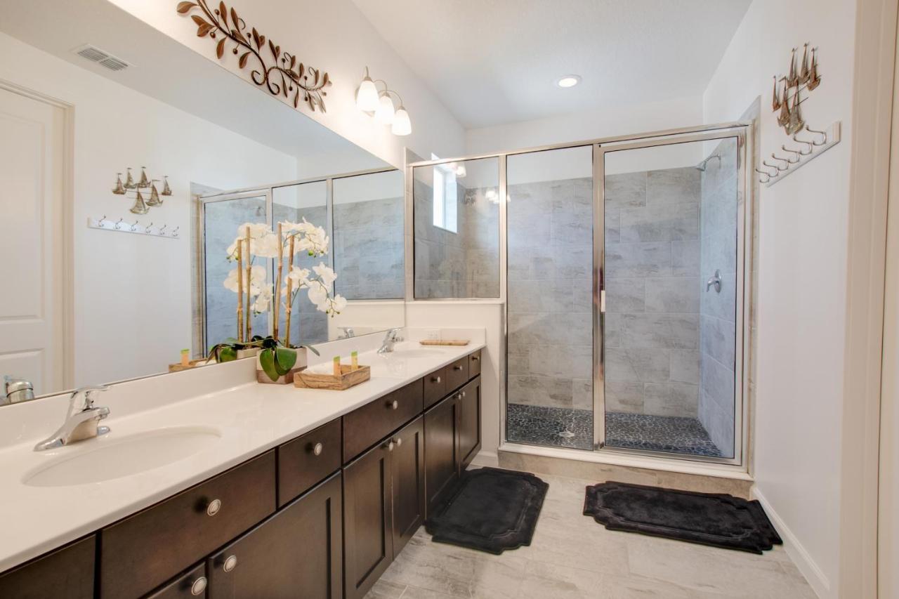 3910 Oakville Avenue Villa *