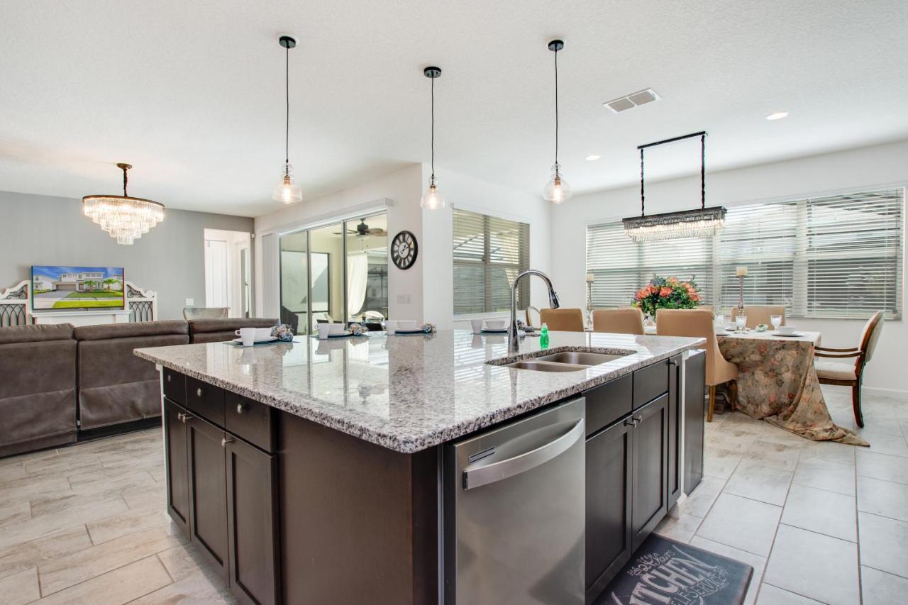 Villa 3910 Oakville Avenue