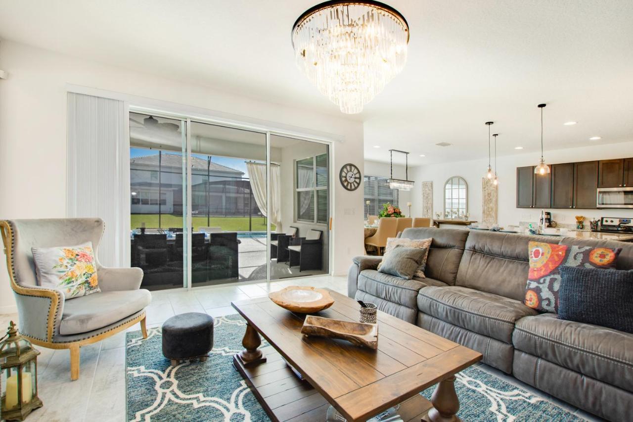 3910 Oakville Avenue Villa *