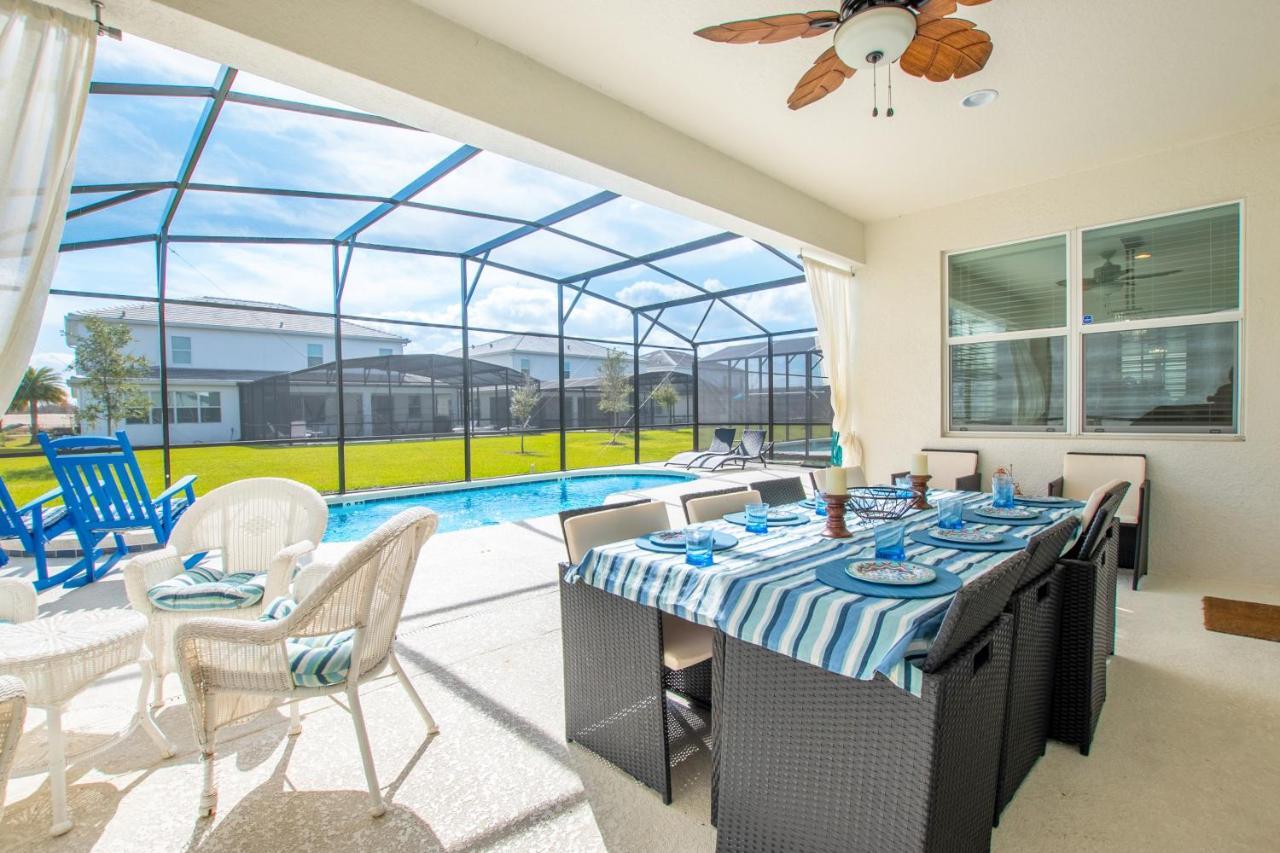 3910 Oakville Avenue Villa