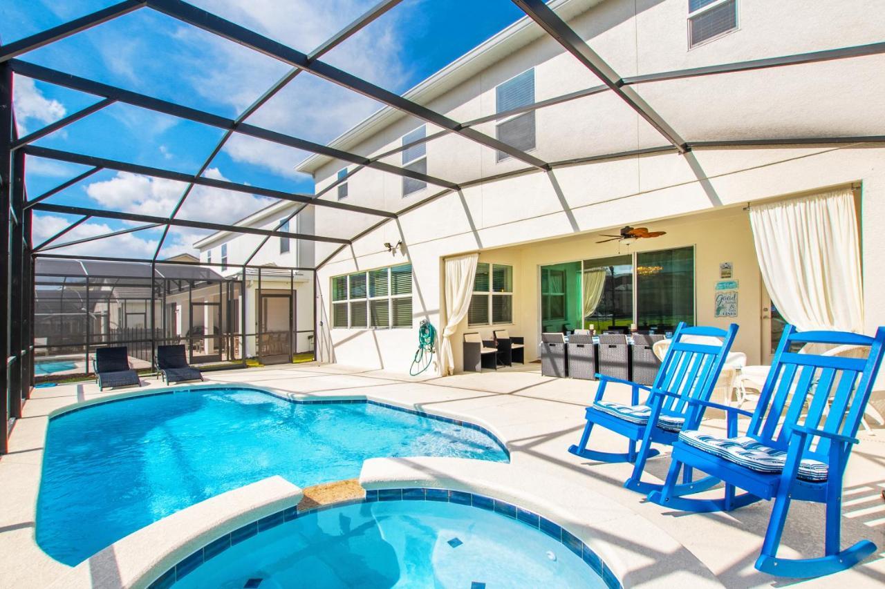 3910 Oakville Avenue Villa