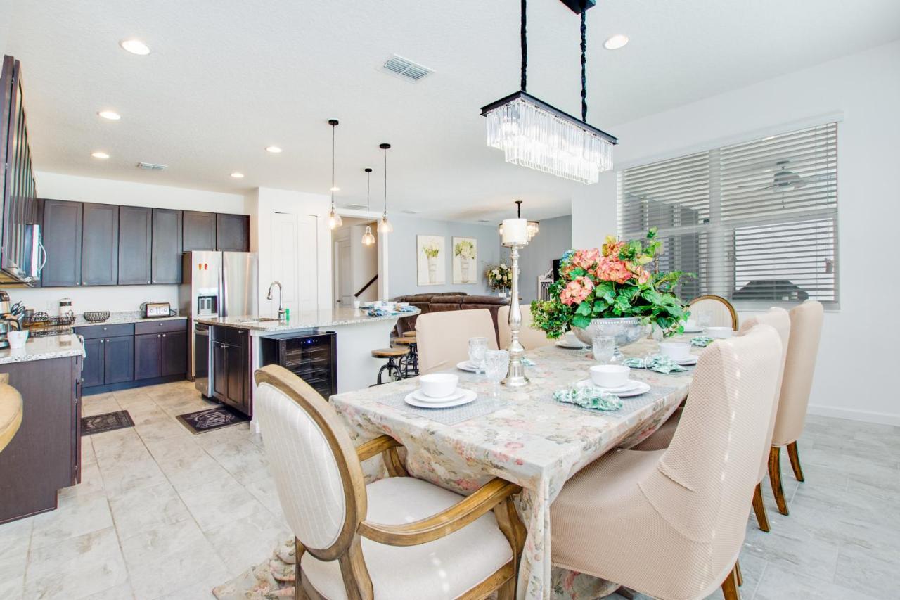 Villa 3910 Oakville Avenue *