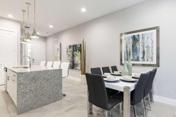 4 Bedroom 4 Ba Self Check-in Bbq & Full Kitchen