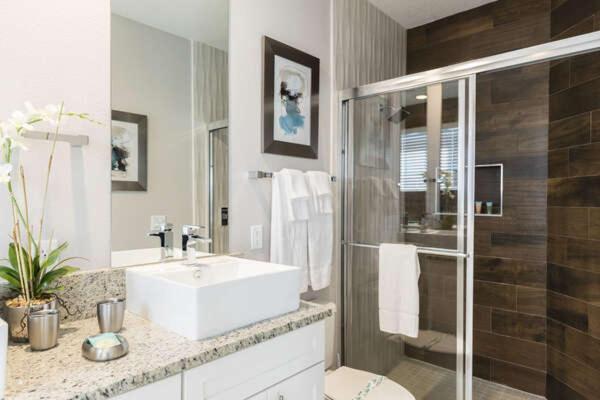 4 Bedroom 4 Ba Self Check-in Bbq & Full Kitchen *