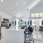 Luxurious Pool Home In Windsor Palms