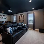 Beautiful 7 Bedroom 6 5 Bath Home W Pool Movie Theater