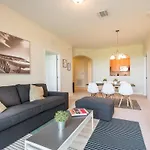 Central Elegance-Spacious Beautifully Decor Condo