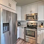 Spacious Winter Garden Home With Bbq, Walk To Dwtn!