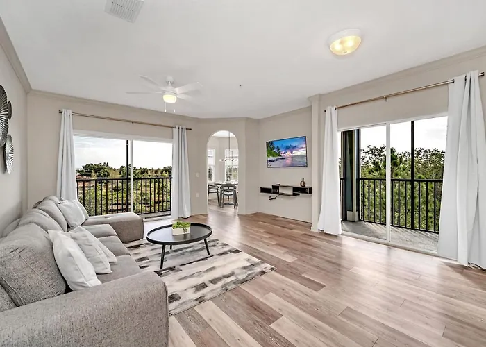 Bright & Spacious 2Br Condo With Pool & Hot Tub, Near Disney!