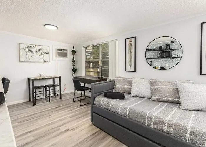 Pet-Friendly 1Br Fast Wi-Fi Sleeps 4
