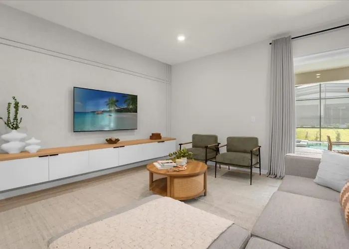 10 Bedrooms- 8 Bathrooms- Windsor Cay 16392 Sk