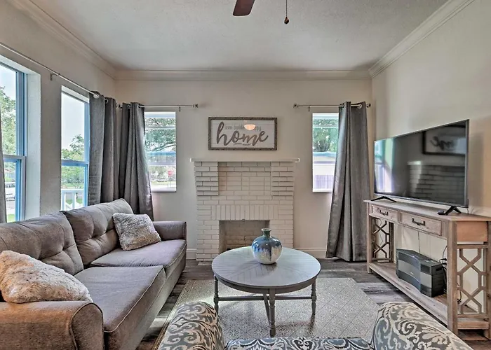 Spacious Winter Garden Home With Bbq, Walk To Dwtn!