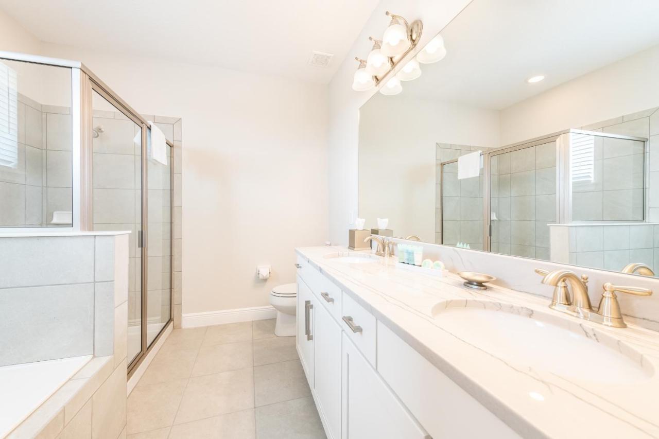 Vibrant With Pool Table & Amenities Near By Rentyl - 7707g Holiday home Orlando
