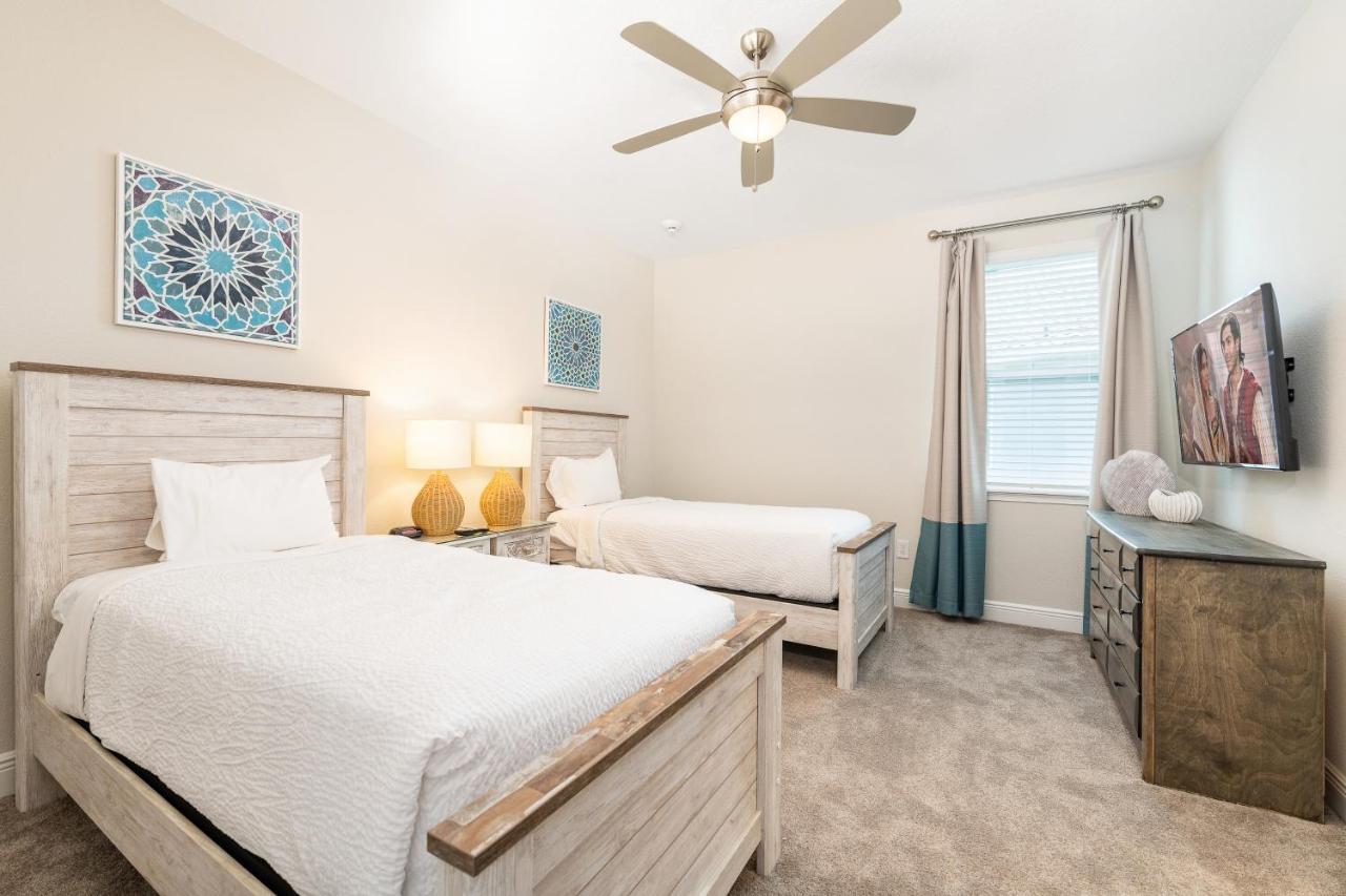Holiday home Vibrant With Pool Table & Amenities Near By Rentyl - 7707g *