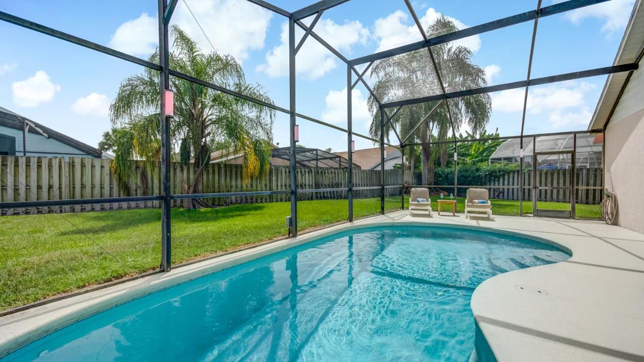 Pool Lighting Feature Private Fence Holiday home Orlando