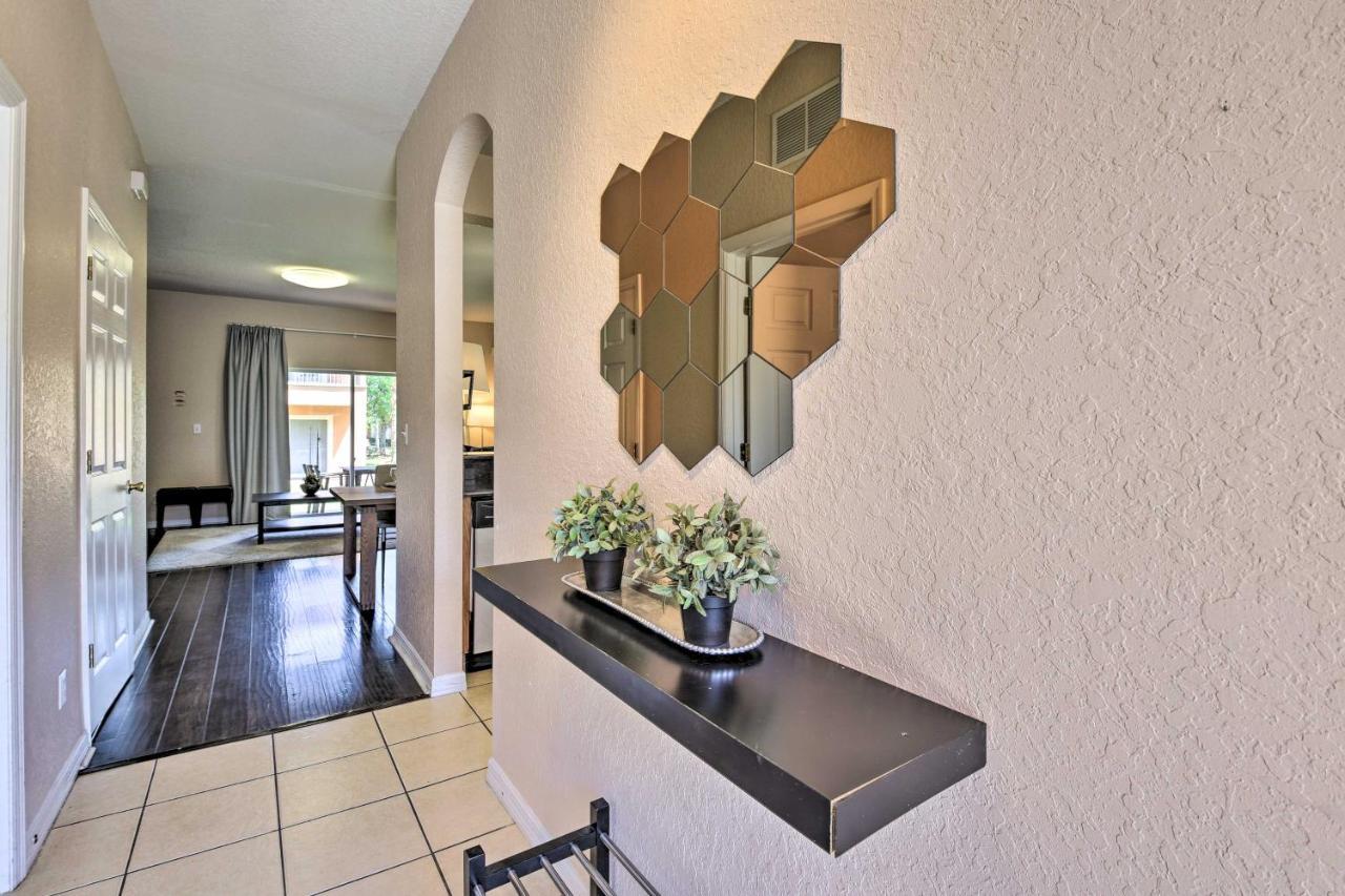 Holiday home Vibrant Townhome With Patio, 3 Mi To Disney!