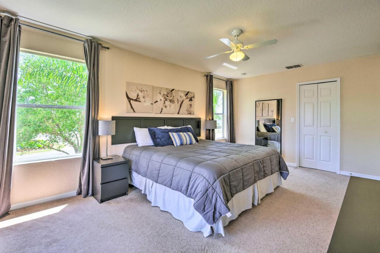 Holiday home Vibrant Townhome With Patio, 3 Mi To Disney!
