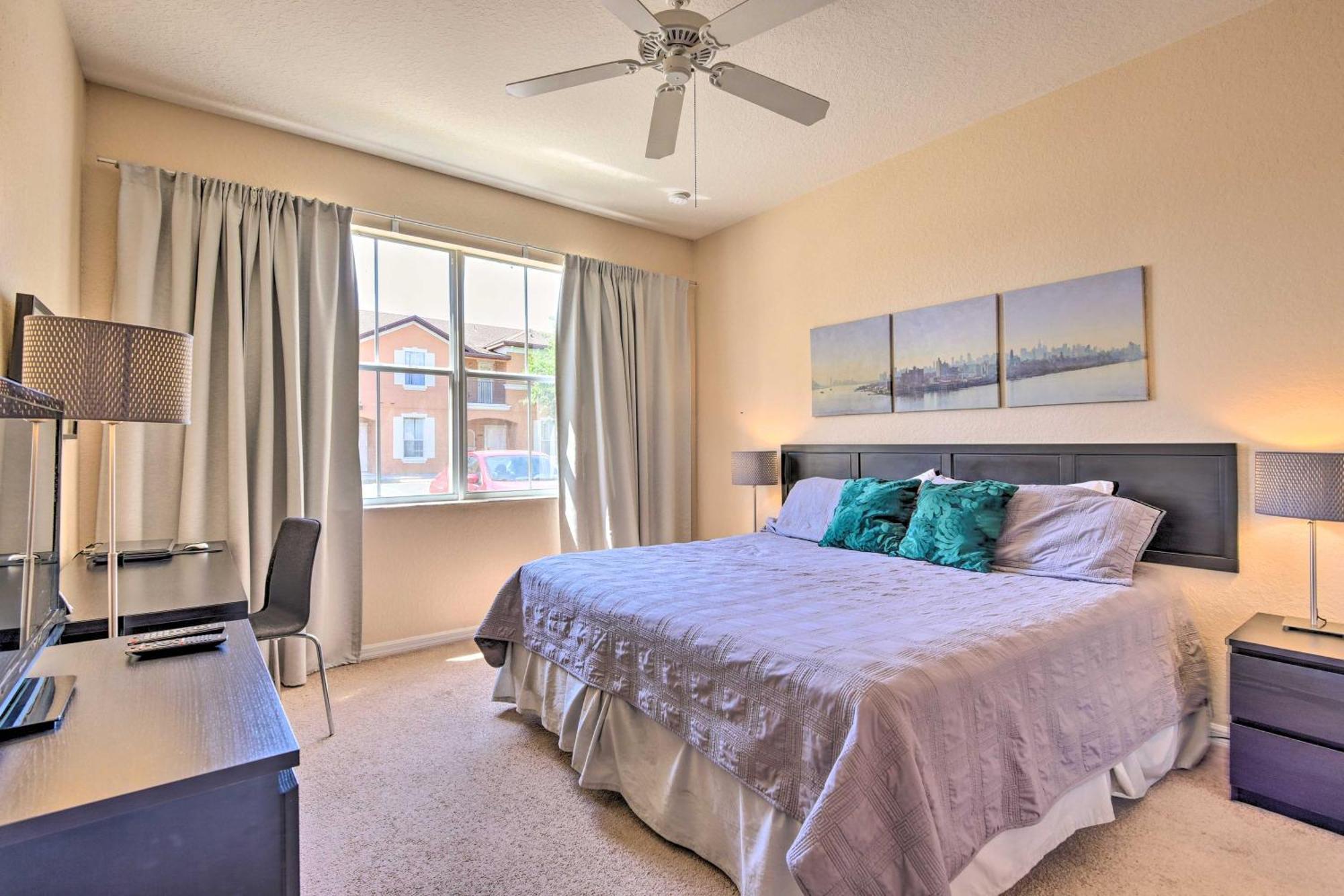 Vibrant Townhome With Patio, 3 Mi To Disney! Holiday home Orlando