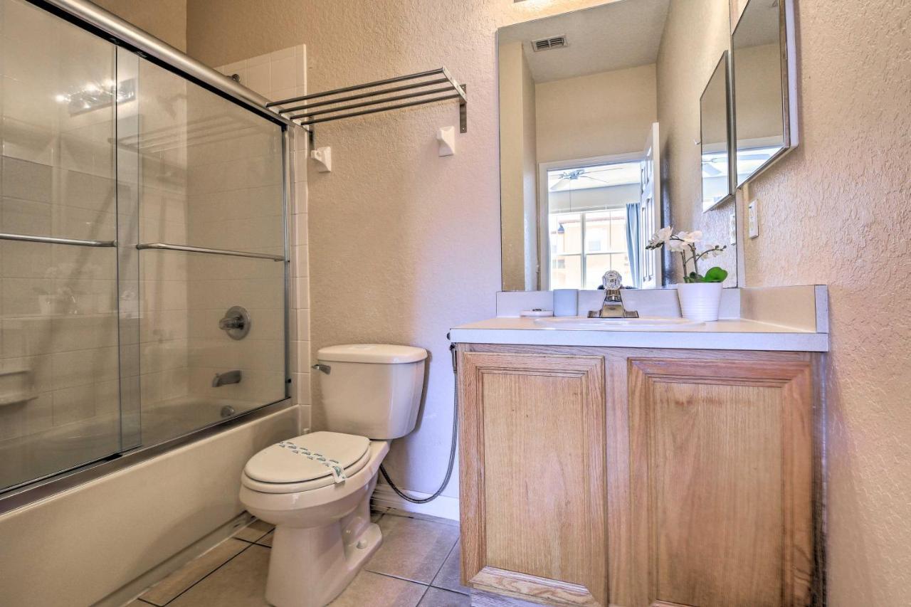 Holiday home Vibrant Townhome With Patio, 3 Mi To Disney! Orlando